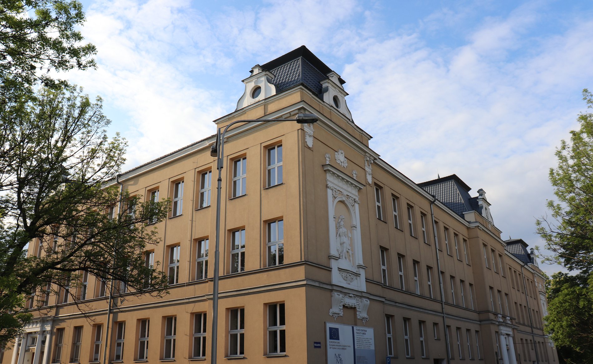 Fakulta umění Ostrava — fasáda